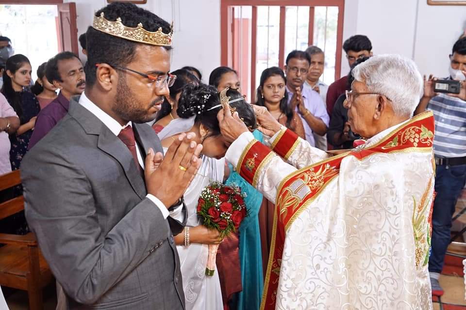 Joji and Amalu, Crowning Ceremony